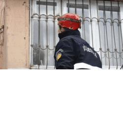 Evdə köməksiz vəziyyətdə qalan iki uşaq  xilas edildi