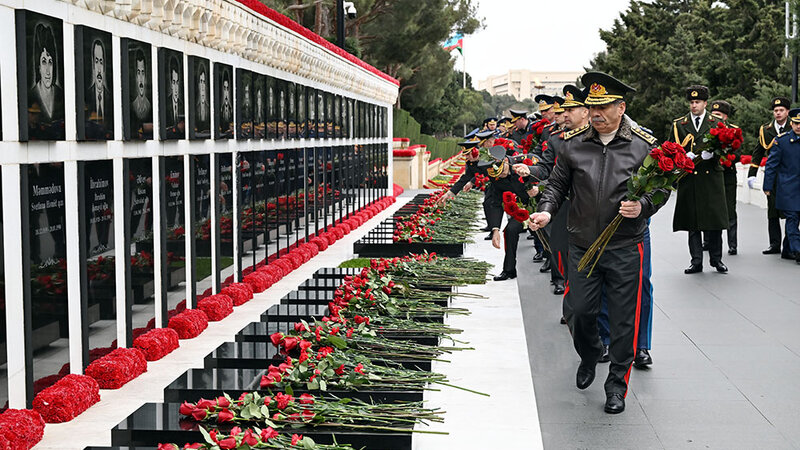 Müdafiə Nazirliyinin rəhbərliyi Şəhidlər xiyabanını ziyarət etdi -