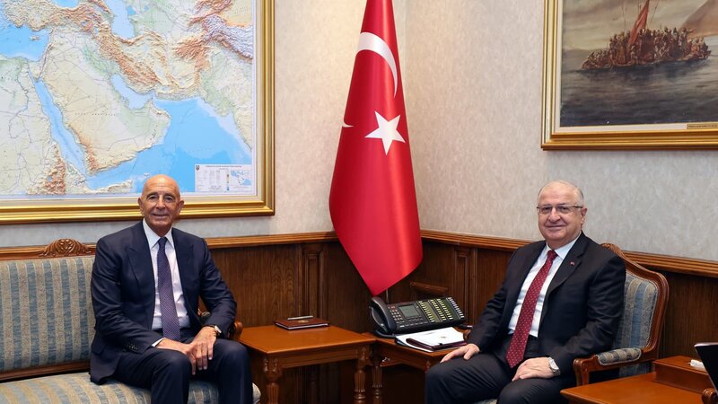 Türkiyə müdafiə naziri ABŞ prezidentinin Suriya üzrə xüsusi nümayəndəsi ilə görüşdü