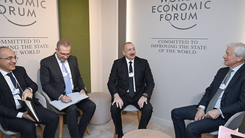 İlham Əliyev Davosda “J.P. Morgan” şirkətinin sədri və baş icraçı direktoru ilə görüşüb