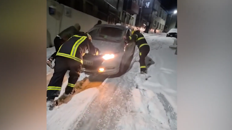 Xankəndi və Kərkicahanda buzlu yollarda qalan avtomobillər xilas edildi