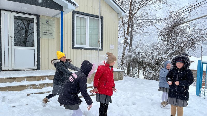 Qarlı havada bəzi məktəblərdə şagirdlərin davamiyyətində fasilələr müşahidə edilir -