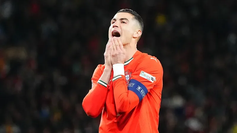 Ronaldunun heykəli yandırıldı -