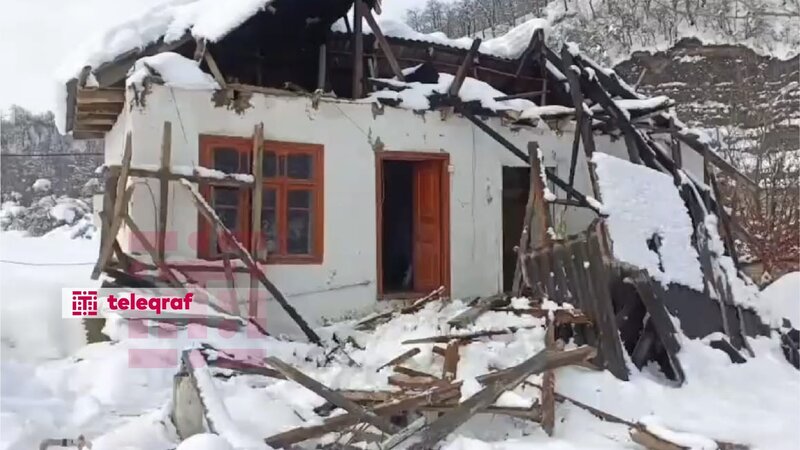 Lerikdə qar bir evin damını uçurdu -