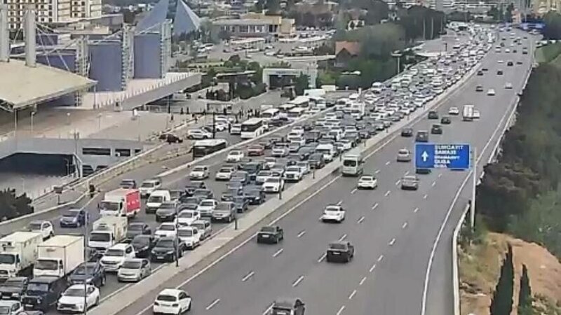 Bakının bu küçələrində sıxlıq müşahidə olunur -