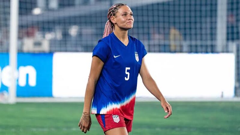 Dünyanın ən çox maaş alan qadın futbolçusu kimi rekorda imza atdı