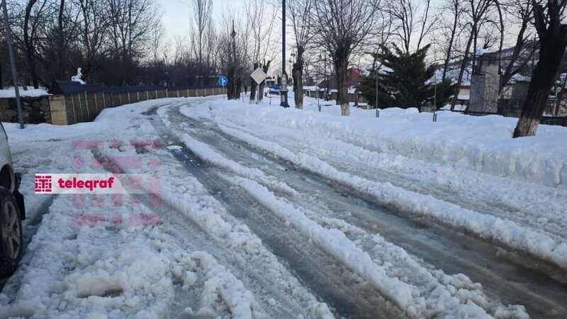 Lerikdə yolların buz bağlaması nəqliyyatın hərəkətini çətinləşdirib -