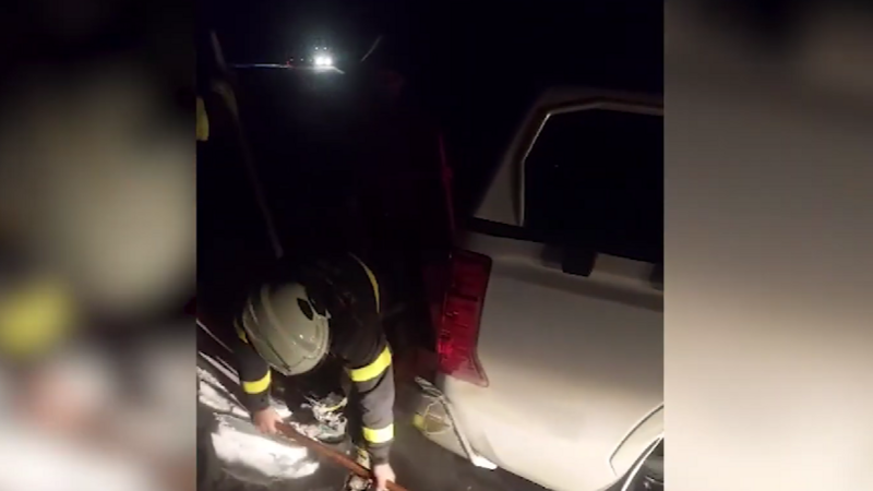 FHN Füzulidə buzlu yolda çətin vəziyyətdə qalan sürücülərə kömək etdi -