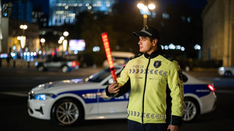 Piyadaya yol verməyən sürücünü polis saxladı