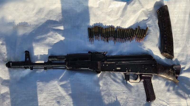 Birgə əməliyyat nəticəsində torpağa basdırılmış avtomat silah tapıldı