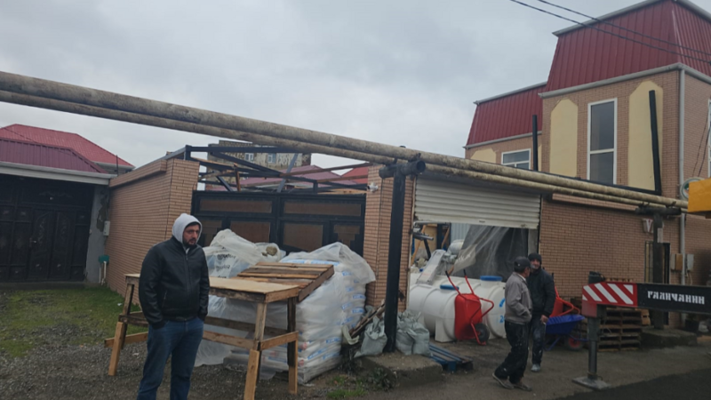 Binədə qanunsuz tikinti söküldü -