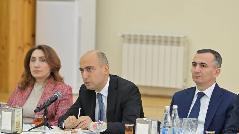 Emin Əmrullayev Mingəçevirdə gənc müəllim və direktorlarla görüşüb