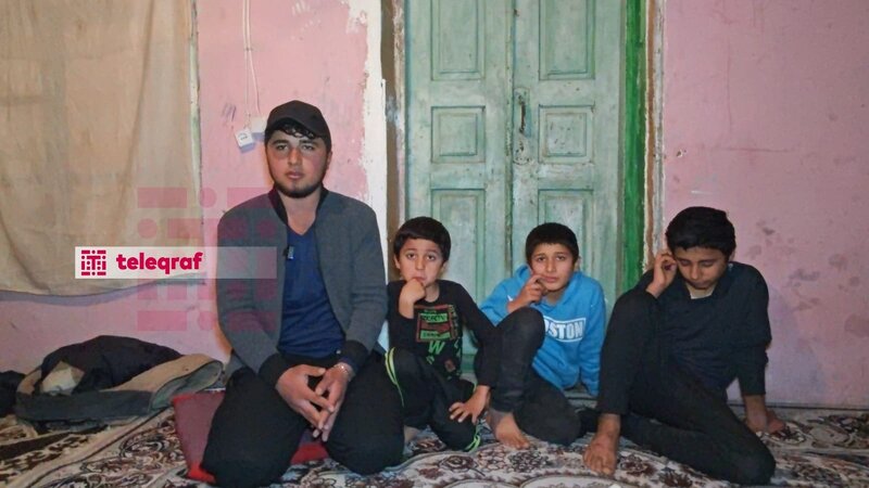 Fermada keçən uşaqlıq: Cəlilabadda 4 qardaş məktəb üzü görmür -
