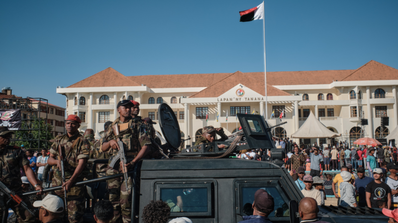 Burkina Fasoda hərbi hökumət siyasi partiyaları ləğv edib