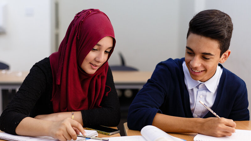 Orta məktəbə hicabla göndərilən azyaşlılar, qanun nə deyir? -