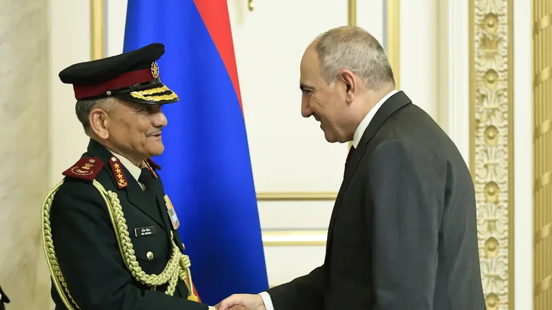 Nikol Paşinyan Hindistanın Baş Qərargah rəisi ilə görüşdü