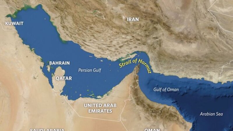 İran katerləri Hörmüz boğazında ABŞ bayrağı altında üzən tankere yaxınlaşıb