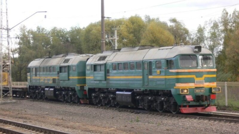 Xaçmazda avtomobil teplovozun qarşısına çıxdı -