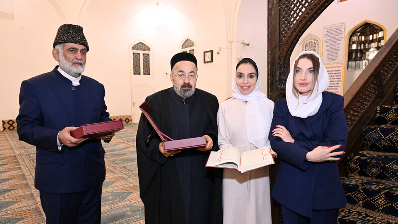 Leyla Əliyeva və Alena Əliyeva Gəncədə Şah Abbas məscidini ziyarət etdilər