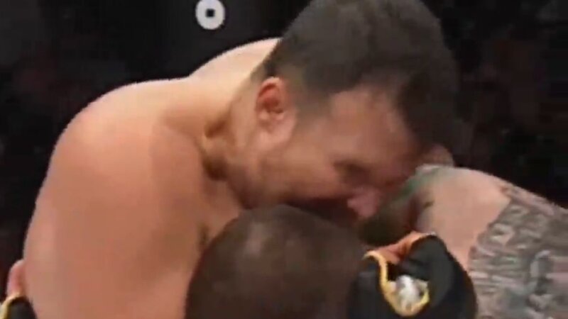 MMA döyüşçüsü rəqibinin qulağını dişlədi -