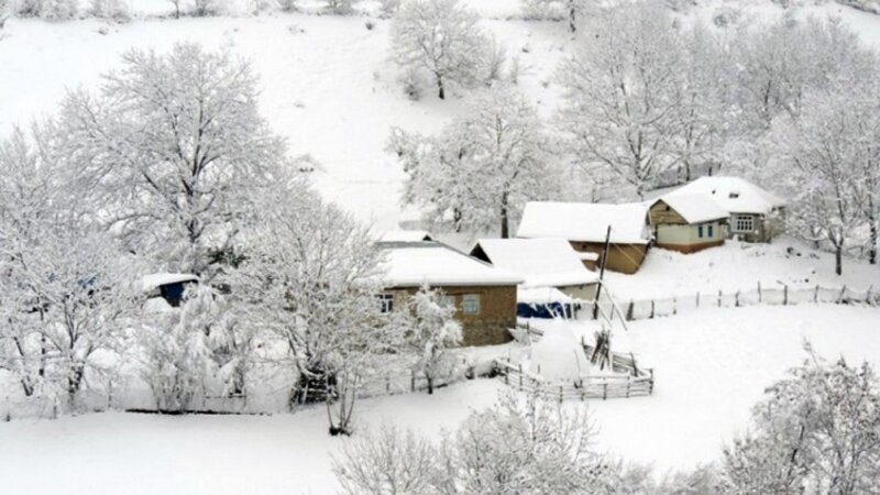 Qar yağır, güclü külək əsir -