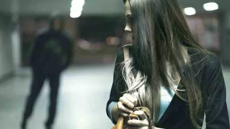 Oxuyub-yazmaq bilməyən qadını kredit götürməyə məcbur etdi: “Pul verməsən, hər şeyi yayacam” –