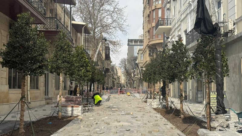 İslam Səfərli küçəsinin piyada yönümlü formata keçirilməsi üçün işlər aparılır.