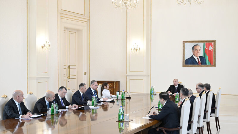 İlham Əliyev: Kadr hazırlığı əsas vəzifələrdən biridir