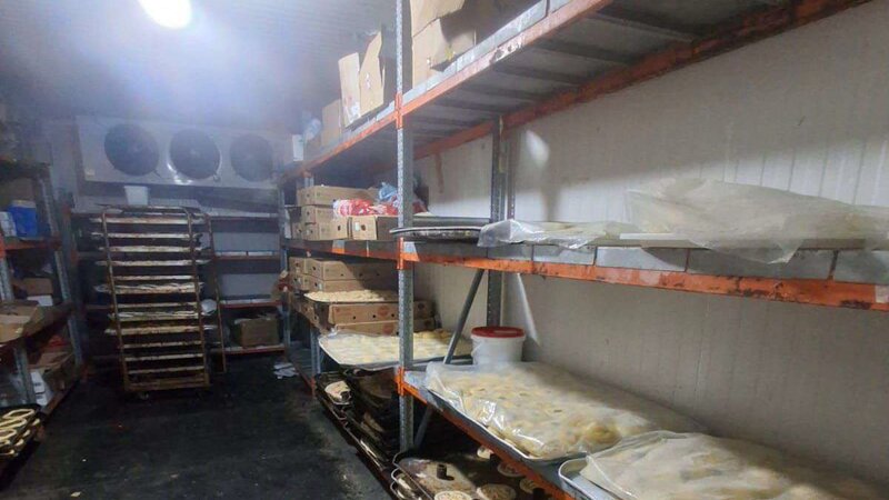 “Volt”, “Megastore” və “The Place”da istehlaka yararsız qida məhsulları aşkarlanıb