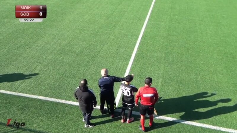 Adil Şükürov futbolçunu əvəzləmək istədi, oyunçu meydandan çıxmadı -