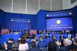 Tramp Sülh Şurasının yekun qətnaməsini imzaladı