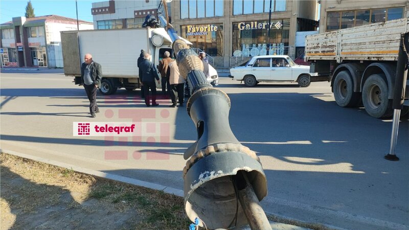 Gəncədə külək işıq dirəyini iki avtomobilin üzərinə aşırdı -