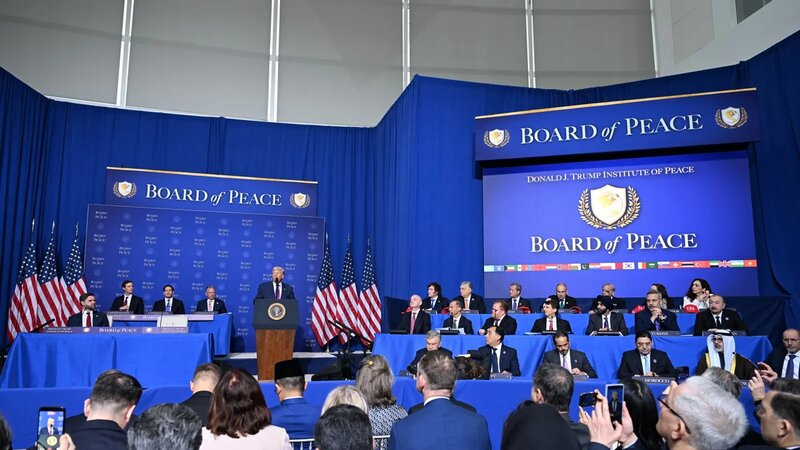 Tramp Sülh Şurasının yekun qətnaməsini imzaladı