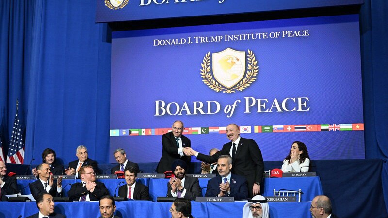 Hikmət Hacıyev: İlham Əliyev və Nikol Paşinyanın əl sıxması dərin simvolik məna daşıyır