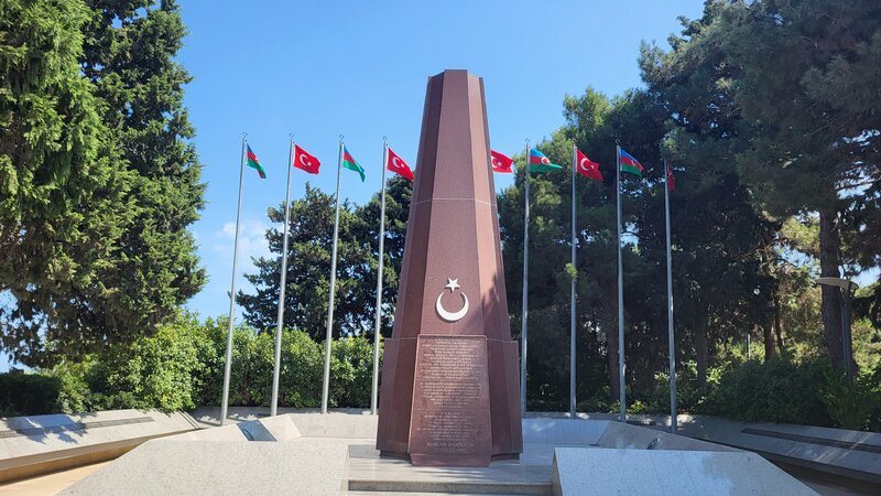 TBMM-in komitə sədri Türk şəhidliyi abidəsini ziyarət edib