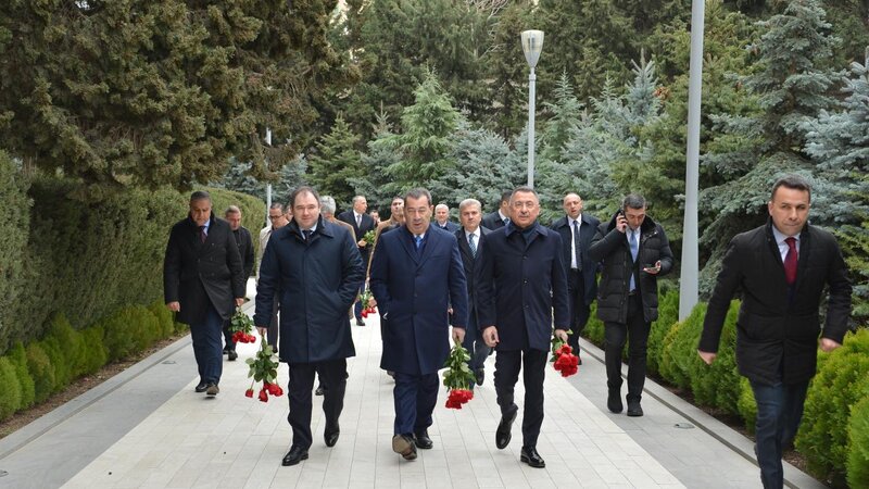 Türkiyə və Gürcüstan parlament nümayəndələri Fəxri xiyabanı və Zəfər parkını ziyarət ediblər
