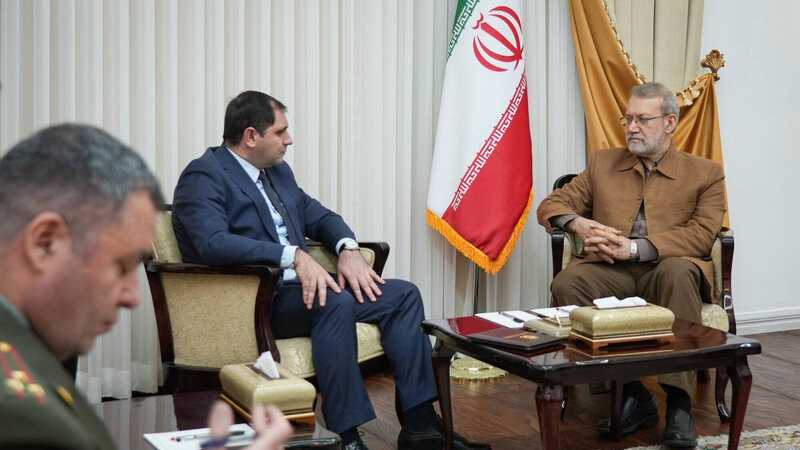 Ermənistan müdafiə naziri Əli Laricani ilə görüşdü