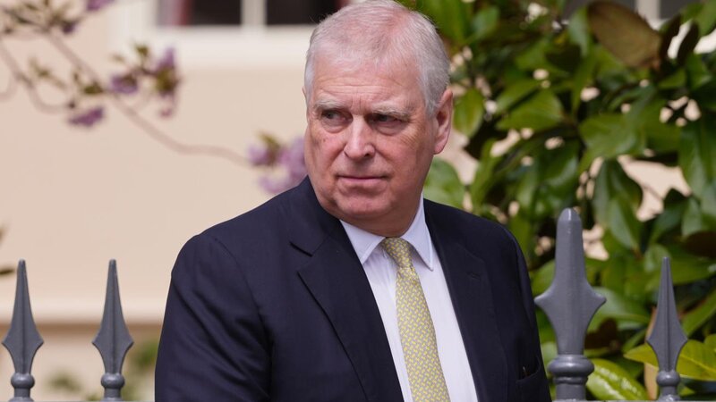 Britaniya naziri eks-şəhzadə Endryudan vergi pullarının geri ödənilməsini tələb edib