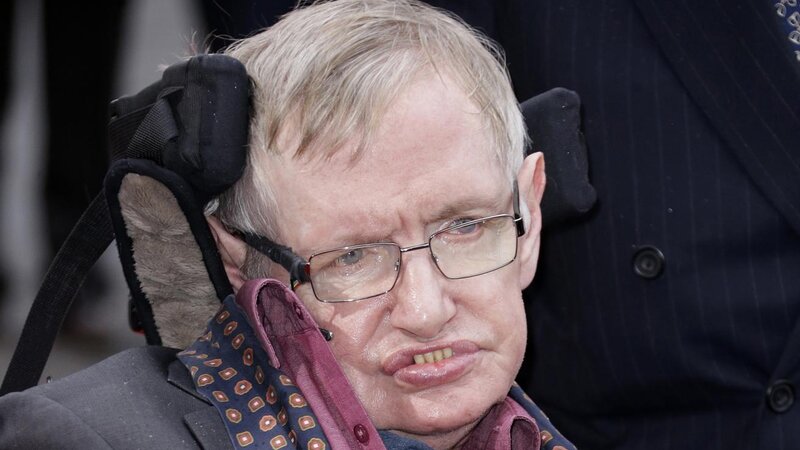 KİV: Hokinqin Epşteyn sənədlərindəki fotosu baxıcıları ilə çəkilib