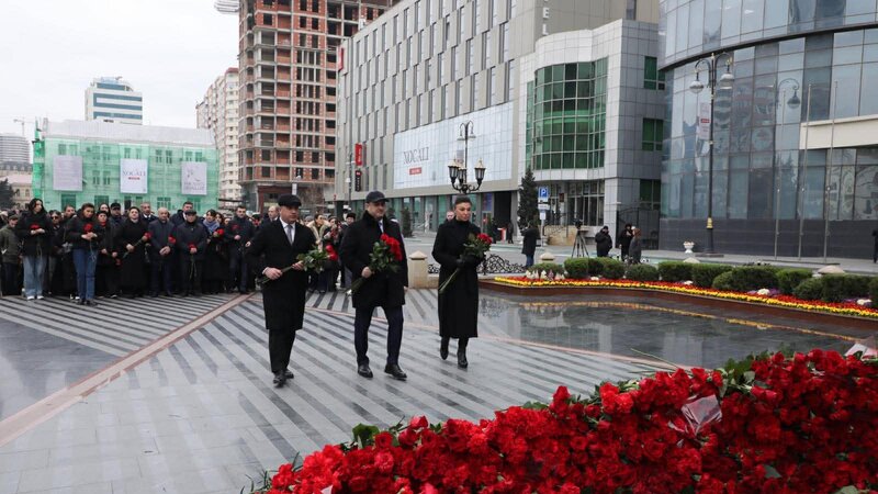 Suraxanı ictimaiyyəti Xocalı soyqırımı abidəsini ziyarət etdi -
