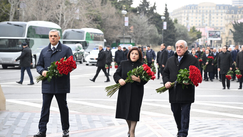 Dövlət və hökumət rəsmiləri "Ana harayı" abidəsini ziyarət ediblər -