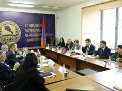 Ermənistan Rusiya ilə dəmir yolu infrastrukturunu müzakirə etdi