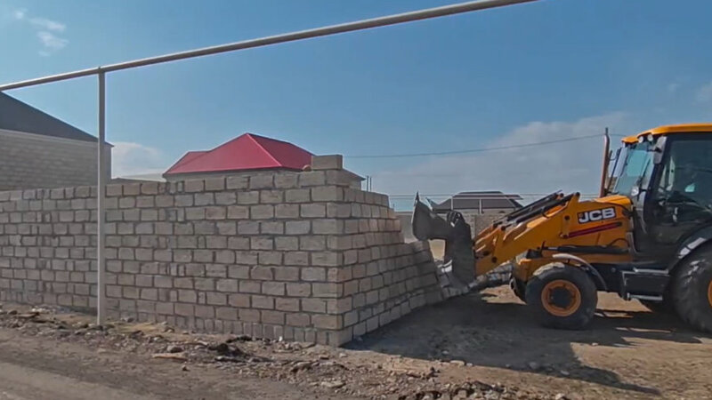 Gəncədə qanunsuz tikililər söküldü -