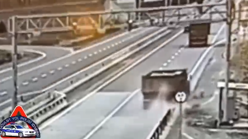 Bakı-Qazax yolunda yük avtomobili aşdı -