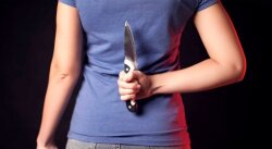 Bərdədə xəyanət üstündə tutulan qadın gecə ərini öldürdü: “Diz çökməyimi tələb edirdi” –