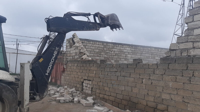 Bakıda qanunsuz tikili söküldü -