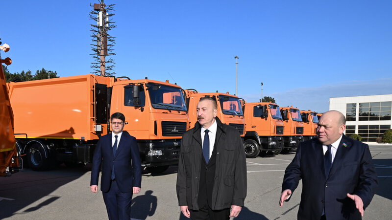 Prezident İlham Əliyev Bakıda məişət tullantıları daşıyan texnikalarla tanış oldu -