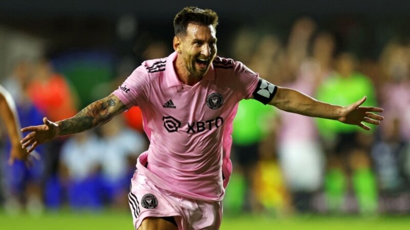 Messi cərimə zərbəsi qollarında Peleyə çatdı -