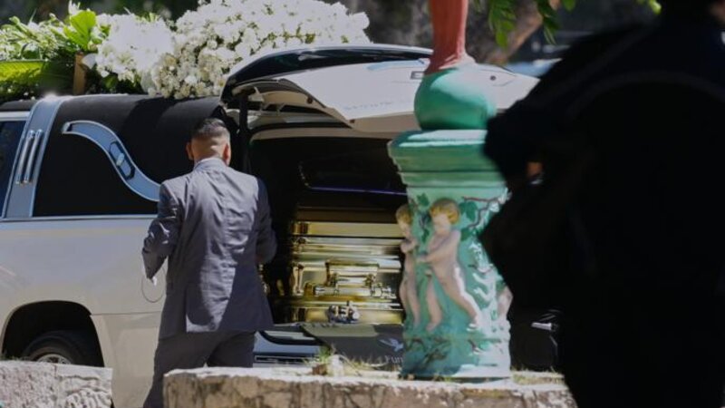 Meksikada öldürülən kartel başçısı qızıl tabutda dəfn edilib