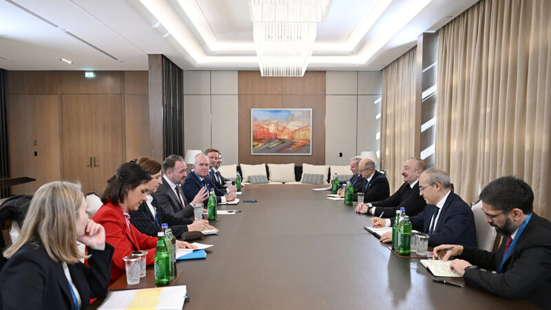 İlham Əliyev Avropa Komissiyasının enerji və mənzil siyasəti üzrə komissarını qəbul edib